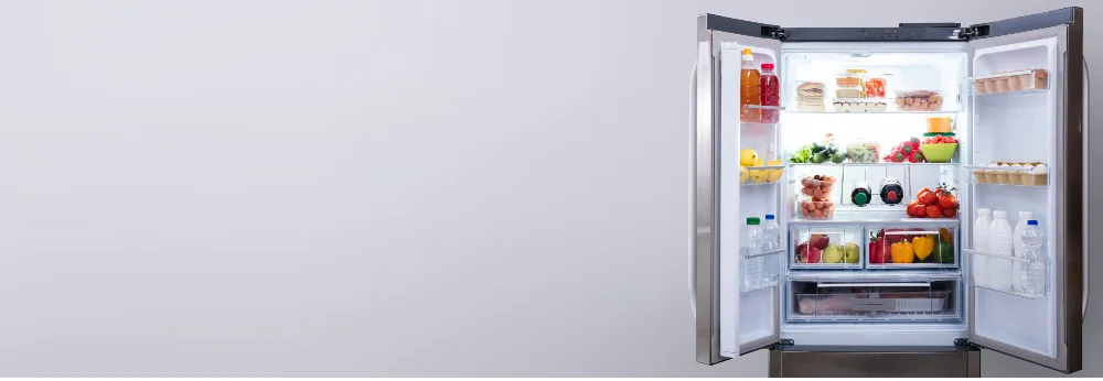 Ein geöffneter Kühlschrank mit verschiedenen Lebensmitteln.